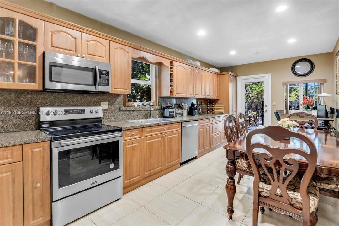 For Sale: $715,000 (3 beds, 2 baths, 1297 Square Feet)