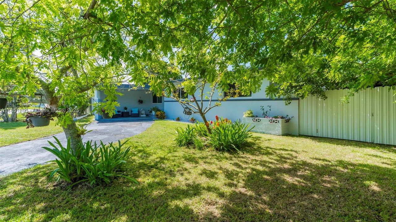 For Sale: $715,000 (3 beds, 2 baths, 1297 Square Feet)