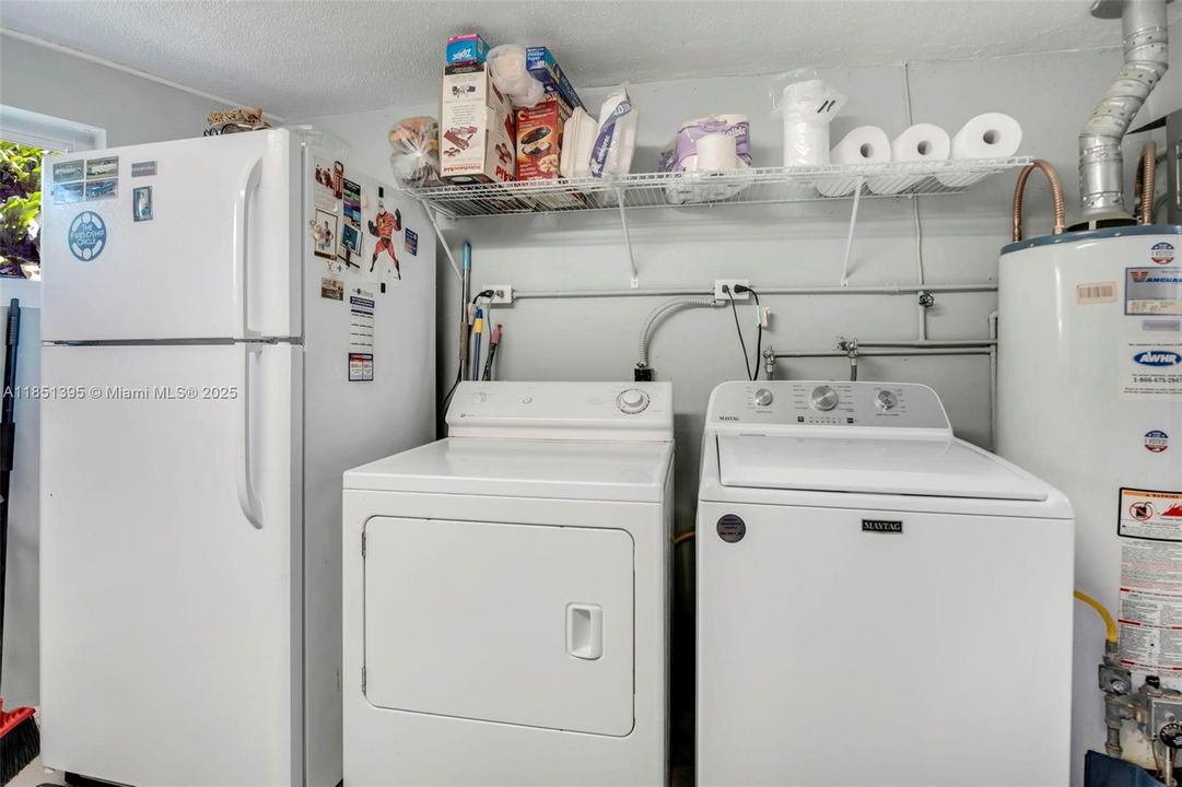 For Sale: $715,000 (3 beds, 2 baths, 1297 Square Feet)