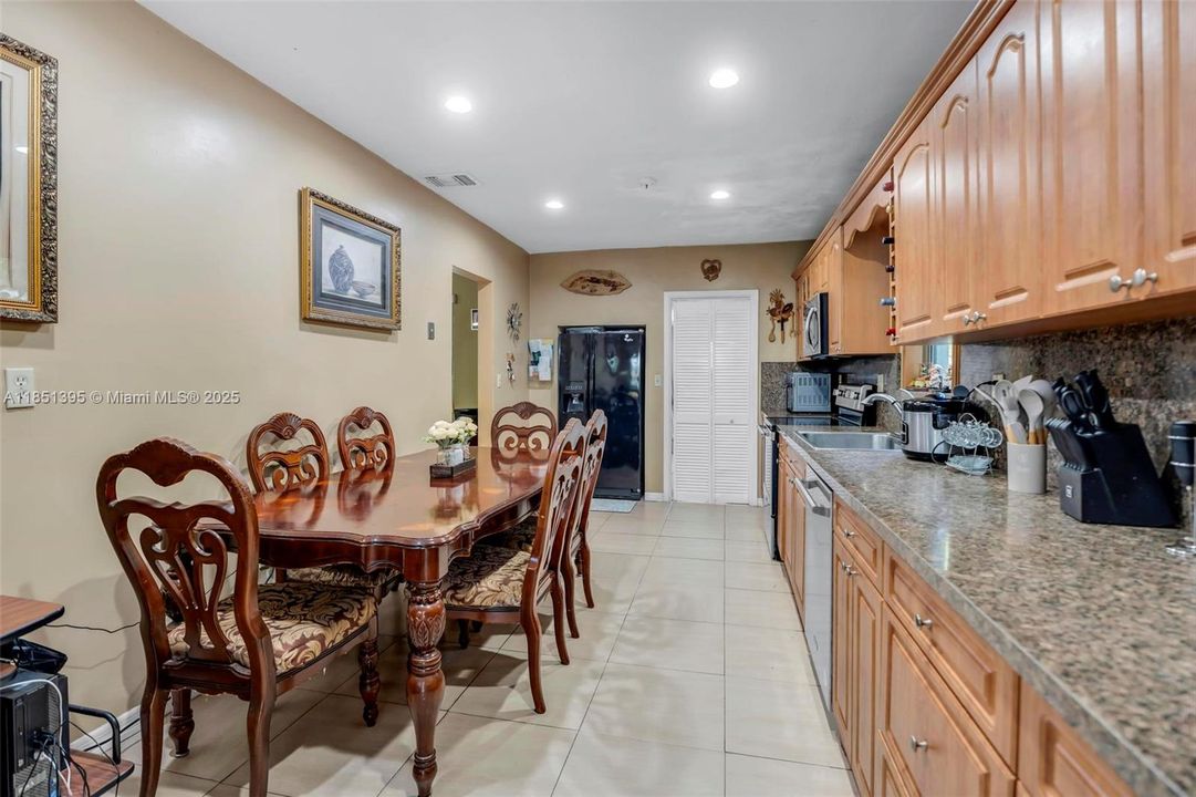 For Sale: $715,000 (3 beds, 2 baths, 1297 Square Feet)