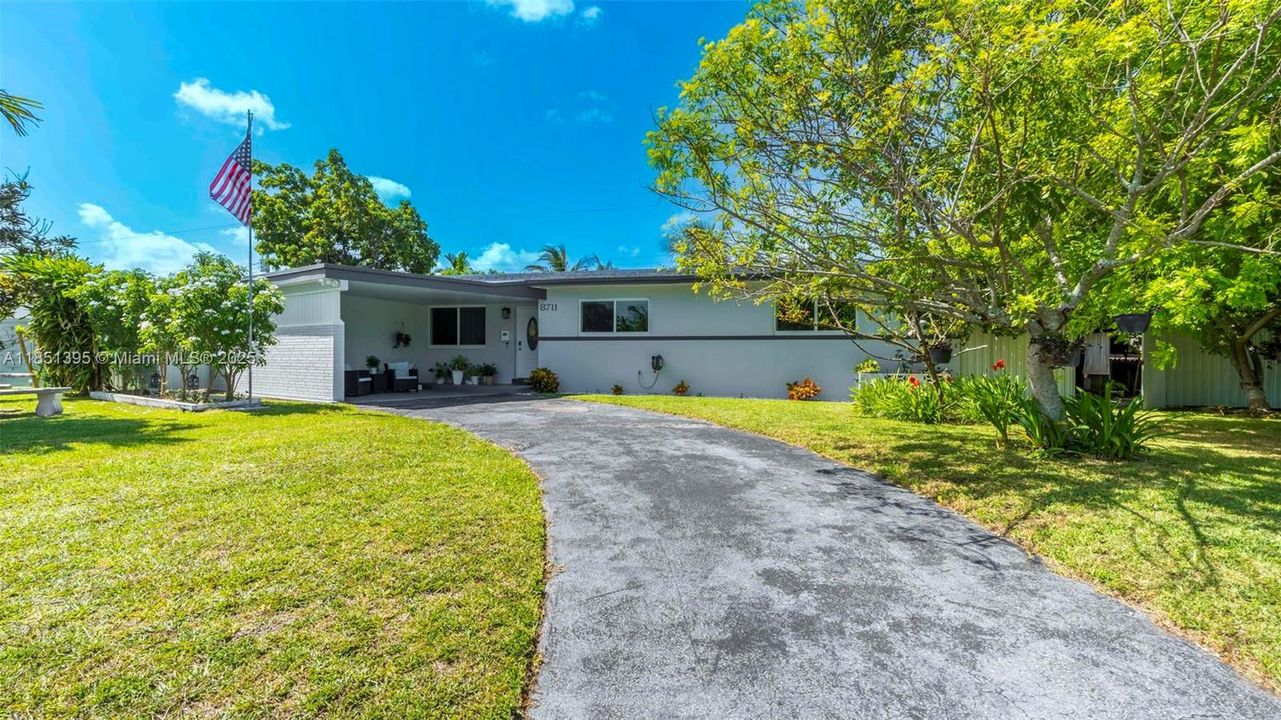 For Sale: $715,000 (3 beds, 2 baths, 1297 Square Feet)