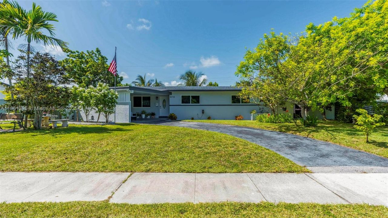 For Sale: $715,000 (3 beds, 2 baths, 1297 Square Feet)