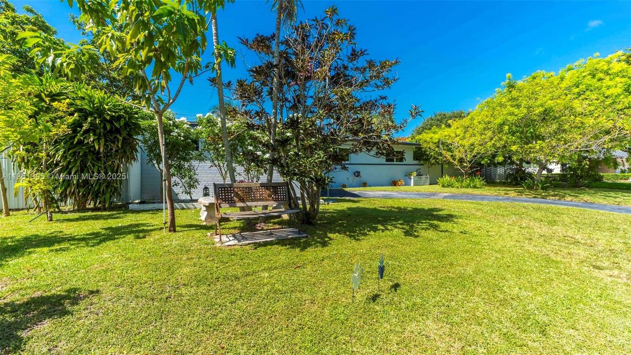 For Sale: $715,000 (3 beds, 2 baths, 1297 Square Feet)