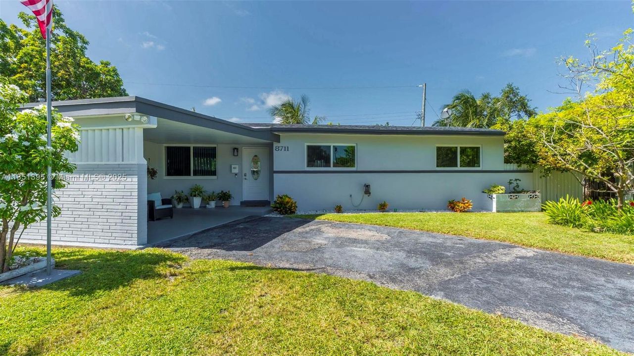 For Sale: $715,000 (3 beds, 2 baths, 1297 Square Feet)