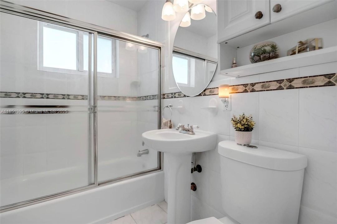 For Sale: $715,000 (3 beds, 2 baths, 1297 Square Feet)