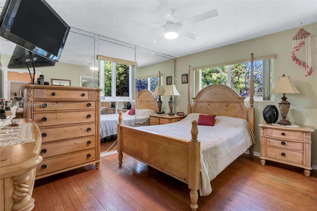 For Sale: $715,000 (3 beds, 2 baths, 1297 Square Feet)