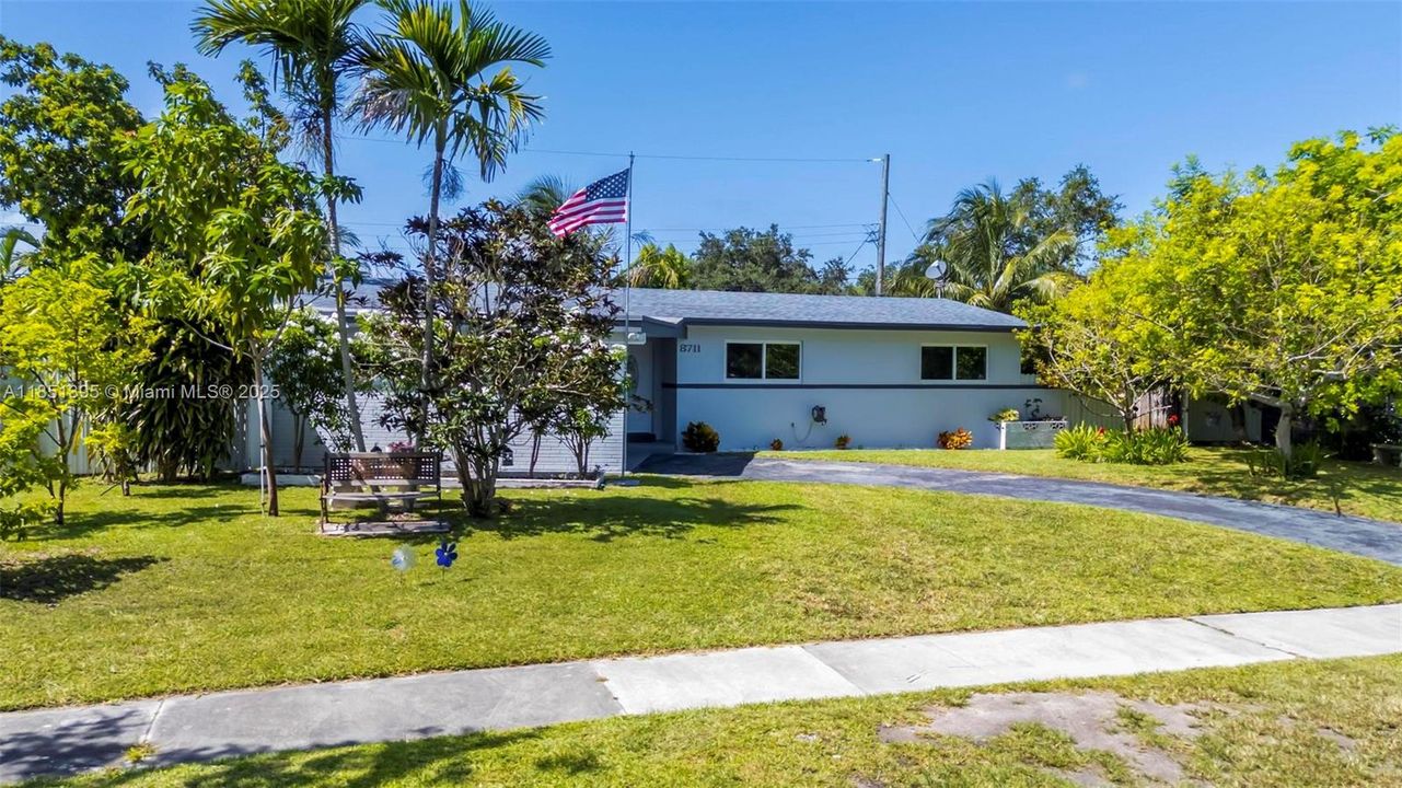 For Sale: $715,000 (3 beds, 2 baths, 1297 Square Feet)
