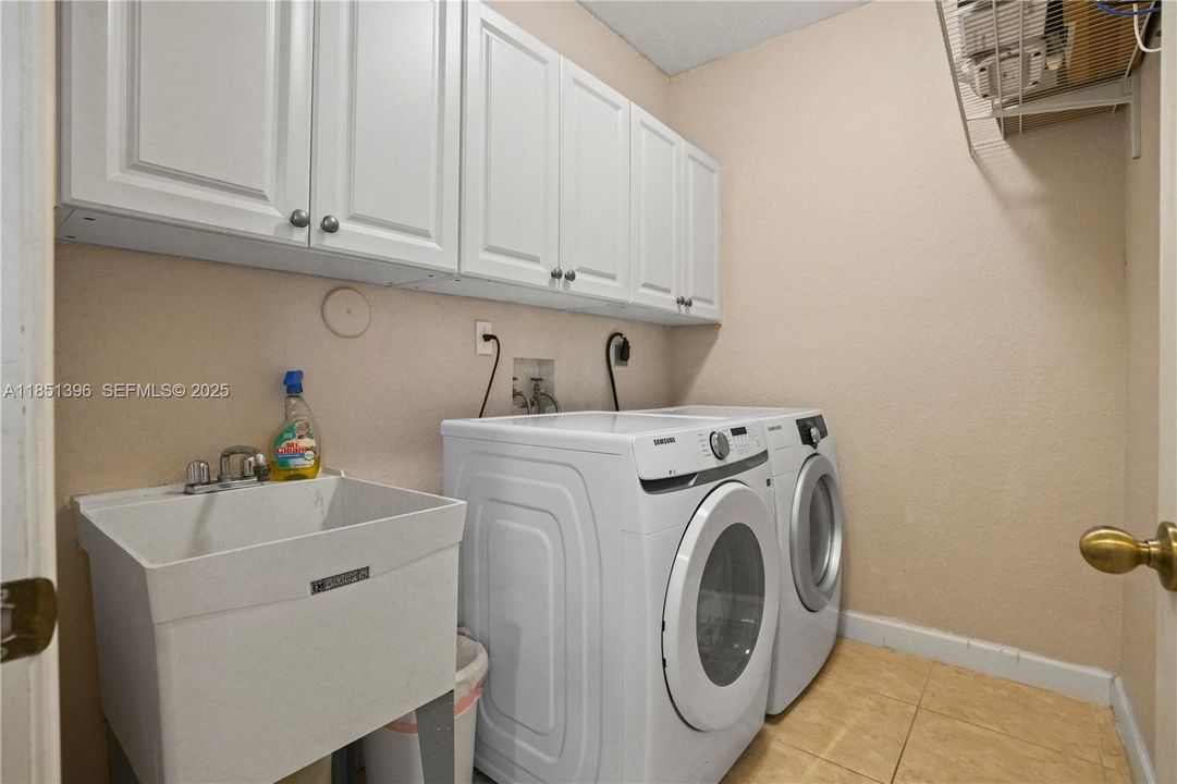 For Sale: $930,000 (5 beds, 4 baths, 3399 Square Feet)