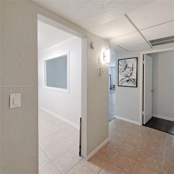 For Sale: $335,000 (1 beds, 1 baths, 1005 Square Feet)