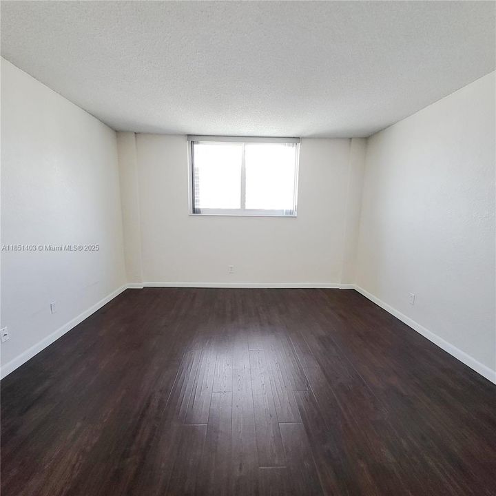 For Sale: $335,000 (1 beds, 1 baths, 1005 Square Feet)