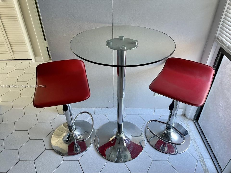 For Sale: $225,000 (1 beds, 1 baths, 741 Square Feet)