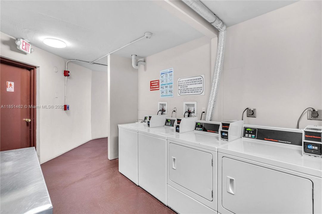 For Sale: $225,000 (1 beds, 1 baths, 741 Square Feet)