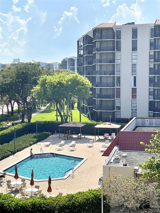 For Sale: $225,000 (1 beds, 1 baths, 741 Square Feet)