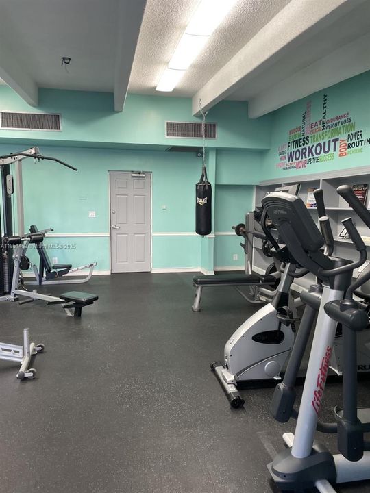 For Sale: $225,000 (1 beds, 1 baths, 741 Square Feet)