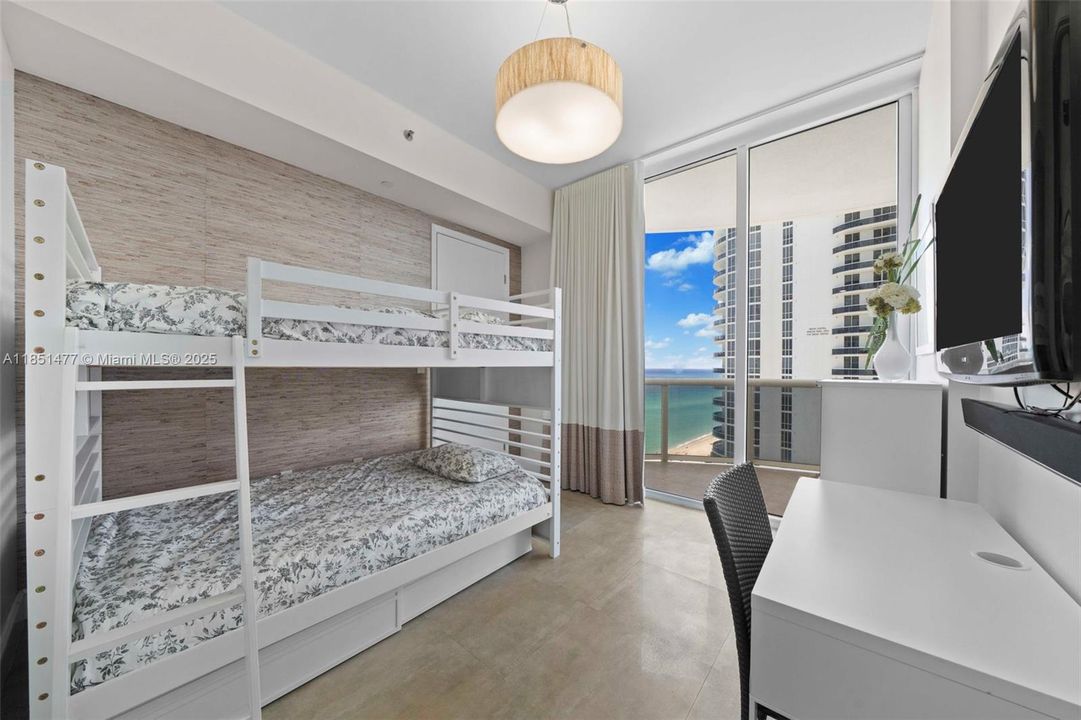 Под контрактом: $10,000 (3 спален, 3 ванн, 1979 Квадратных фут)