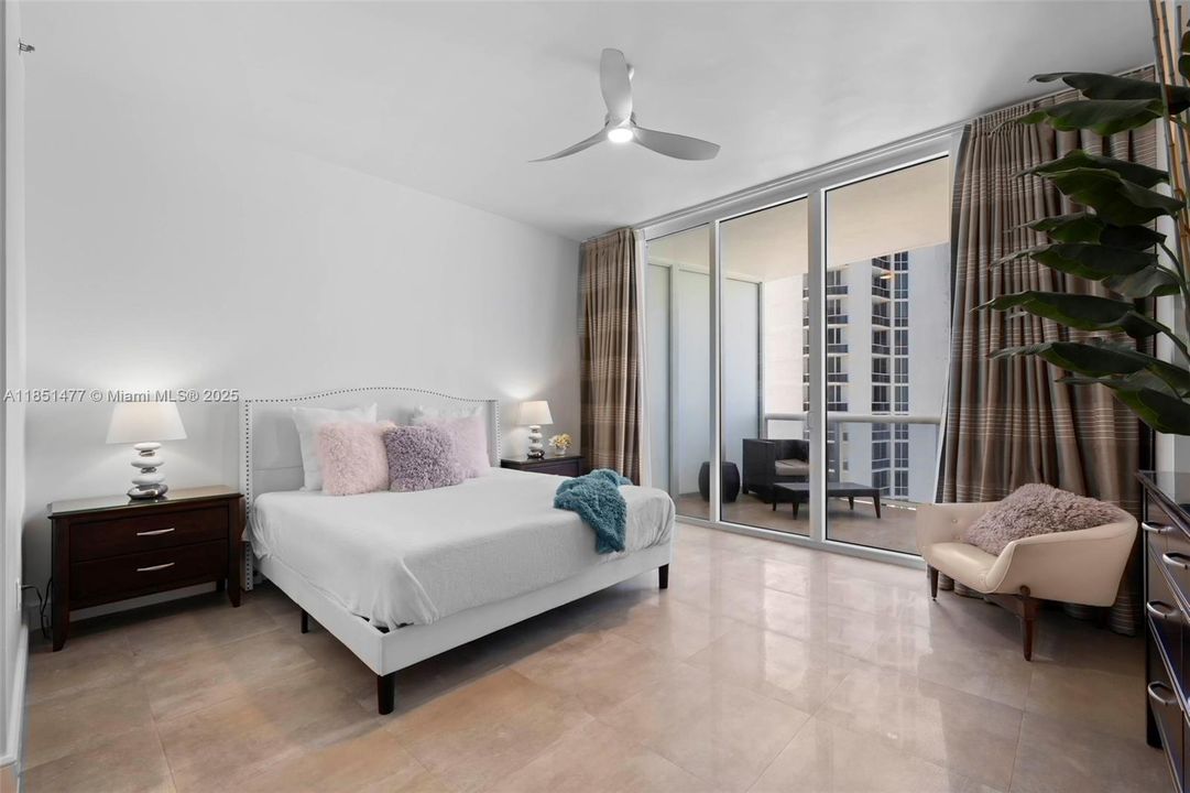 Под контрактом: $10,000 (3 спален, 3 ванн, 1979 Квадратных фут)