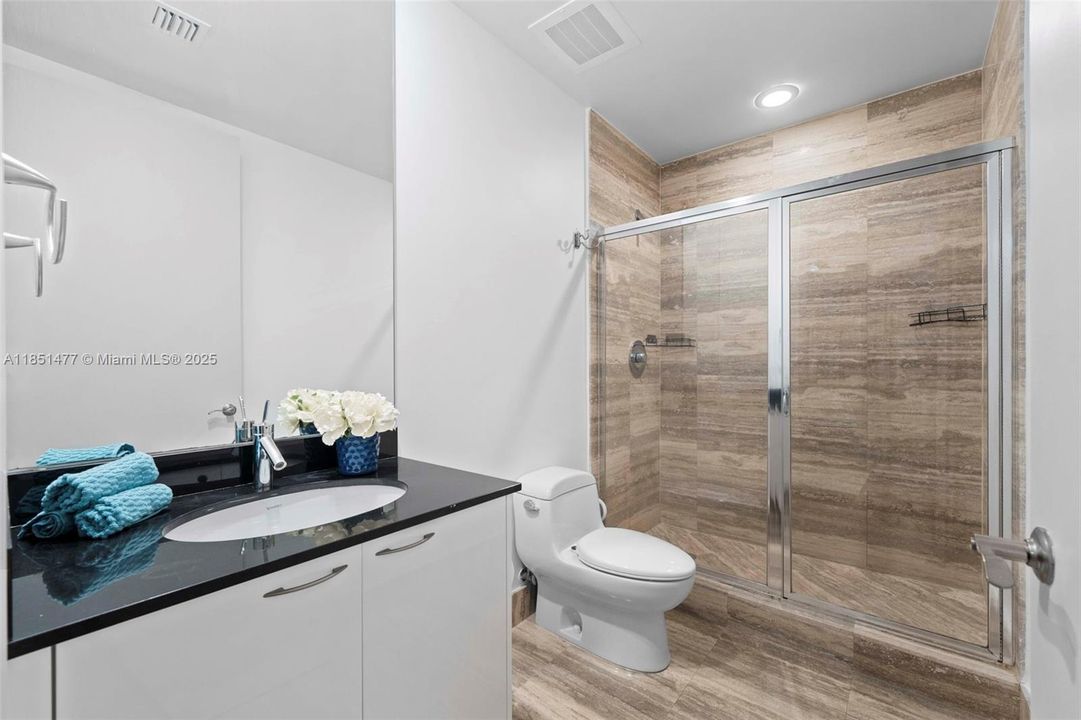 Под контрактом: $10,000 (3 спален, 3 ванн, 1979 Квадратных фут)