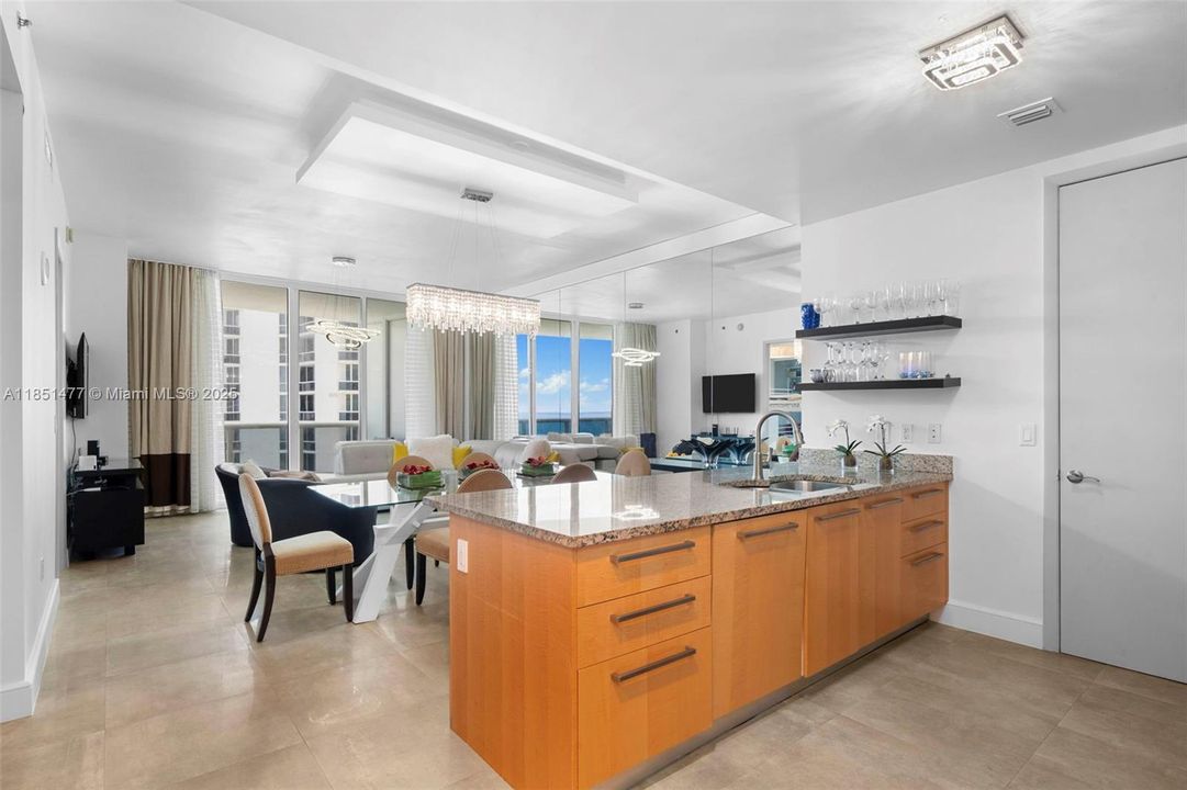 Под контрактом: $10,000 (3 спален, 3 ванн, 1979 Квадратных фут)