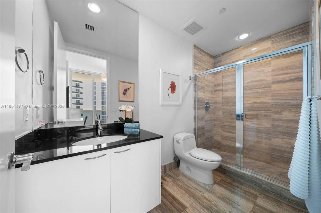 Под контрактом: $10,000 (3 спален, 3 ванн, 1979 Квадратных фут)