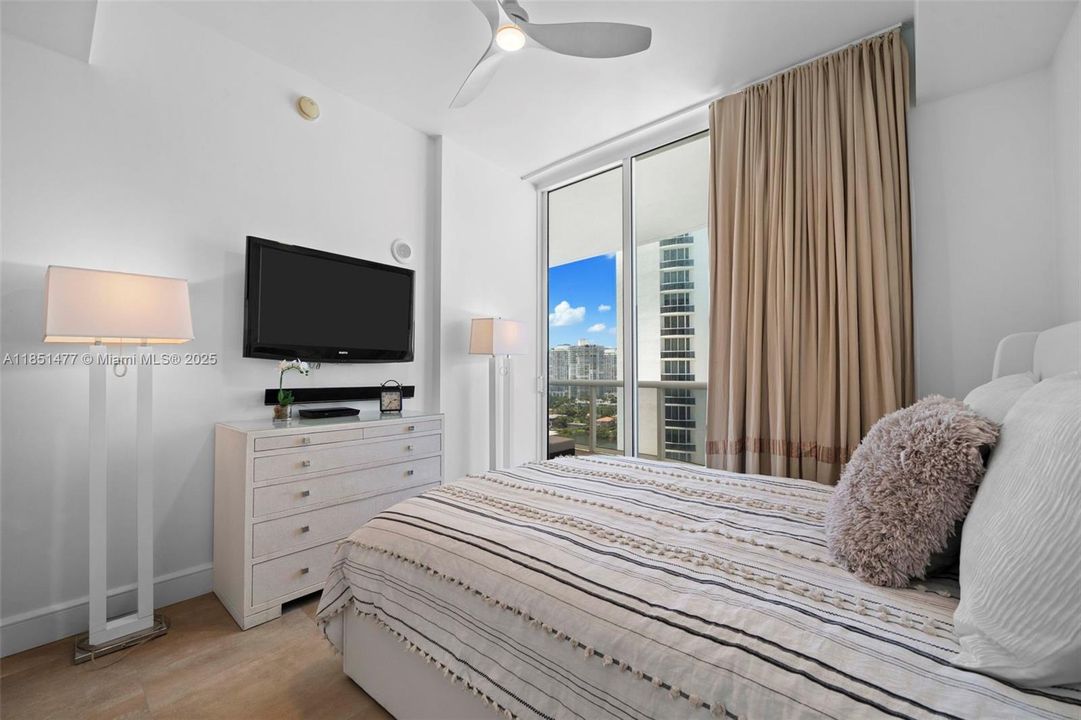 Под контрактом: $10,000 (3 спален, 3 ванн, 1979 Квадратных фут)