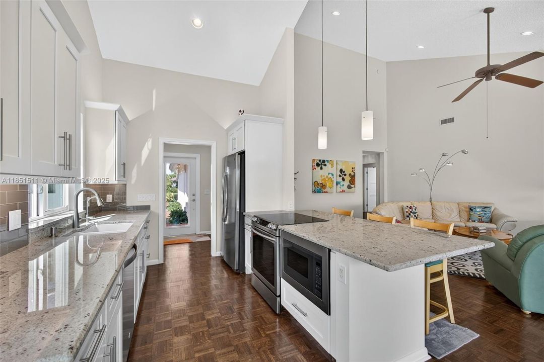 Activo con contrato: $1,385,000 (3 camas, 2 baños, 1889 Pies cuadrados)