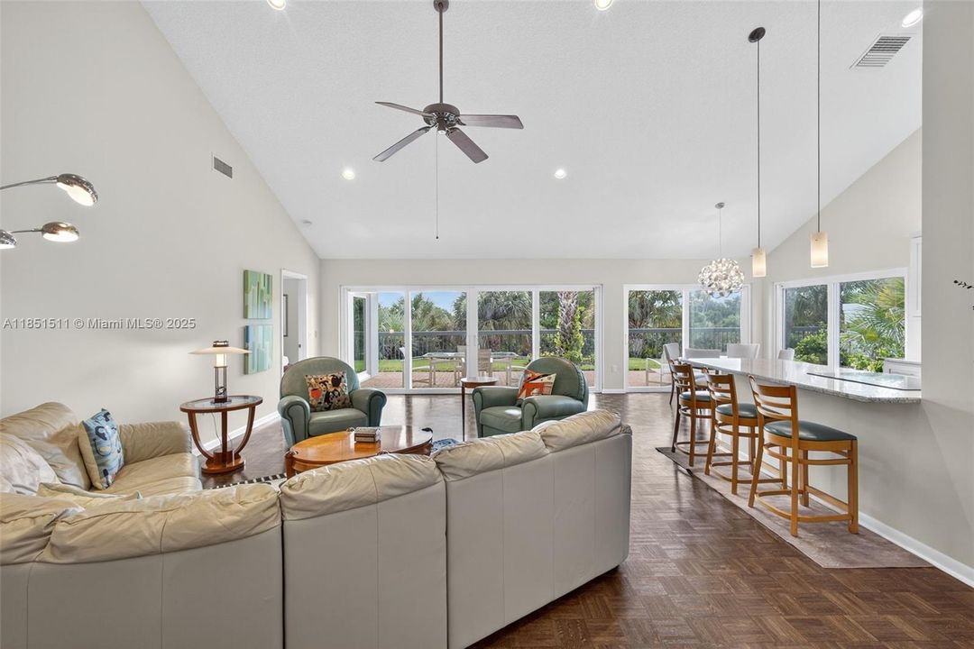 Activo con contrato: $1,385,000 (3 camas, 2 baños, 1889 Pies cuadrados)