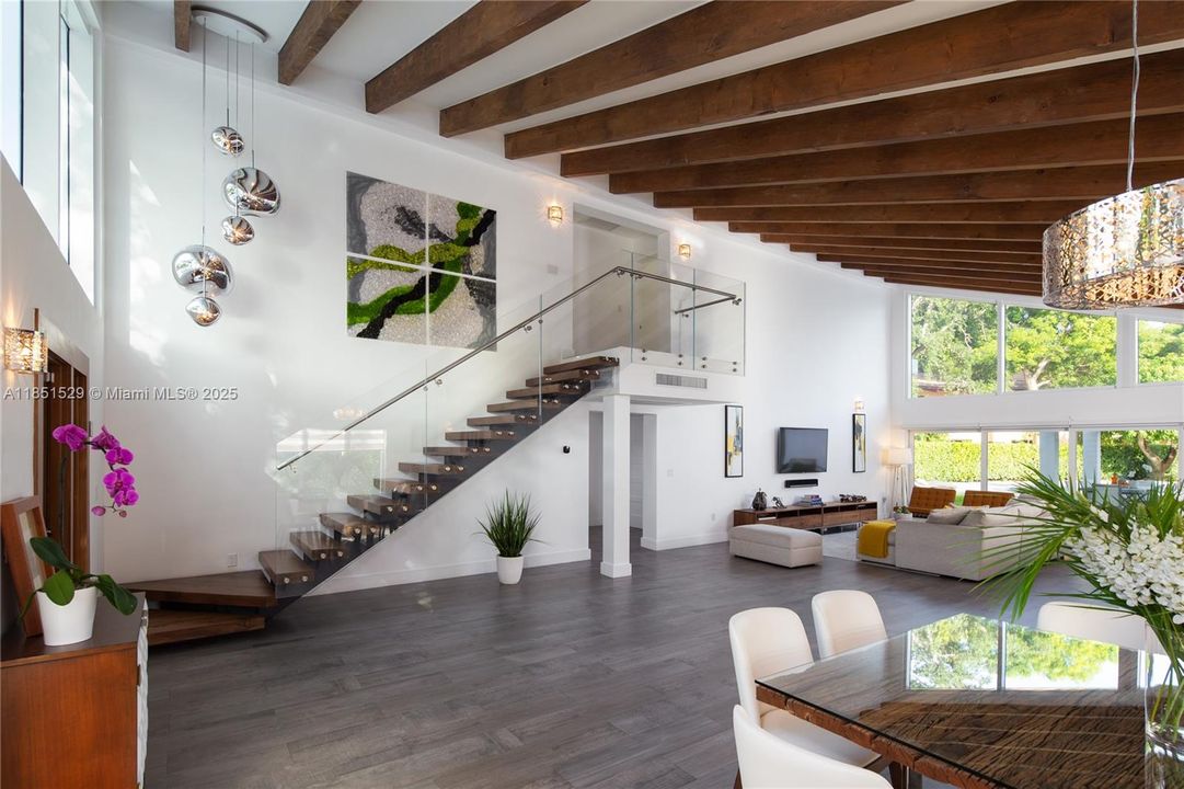 合同活跃: $3,660,000 (5 贝兹, 5 浴室, 3240 平方英尺)