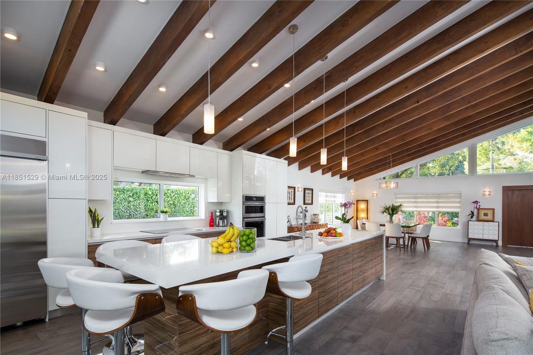 合同活跃: $3,660,000 (5 贝兹, 5 浴室, 3240 平方英尺)