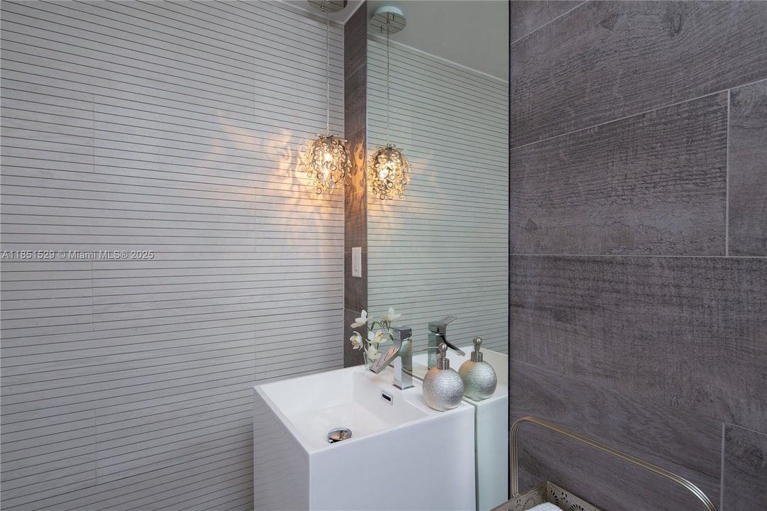 合同活跃: $3,660,000 (5 贝兹, 5 浴室, 3240 平方英尺)