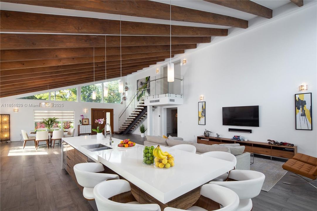 合同活跃: $3,660,000 (5 贝兹, 5 浴室, 3240 平方英尺)