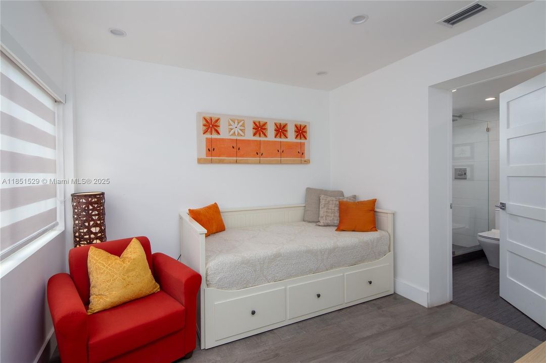 合同活跃: $3,660,000 (5 贝兹, 5 浴室, 3240 平方英尺)