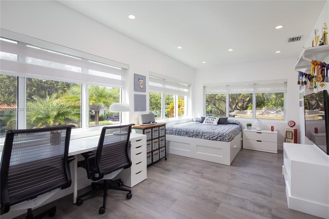 合同活跃: $3,660,000 (5 贝兹, 5 浴室, 3240 平方英尺)