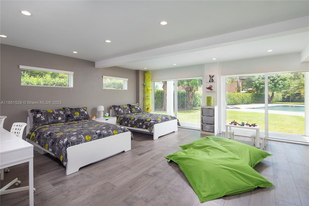 合同活跃: $3,660,000 (5 贝兹, 5 浴室, 3240 平方英尺)