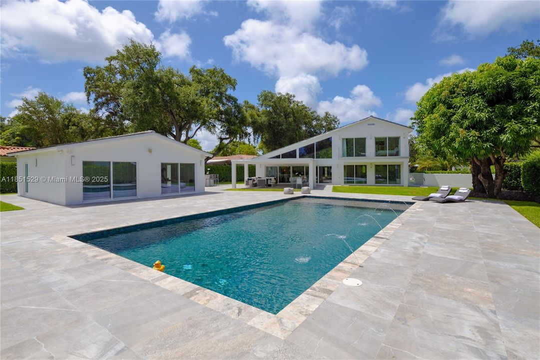 合同活跃: $3,660,000 (5 贝兹, 5 浴室, 3240 平方英尺)