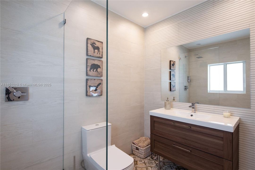 合同活跃: $3,660,000 (5 贝兹, 5 浴室, 3240 平方英尺)