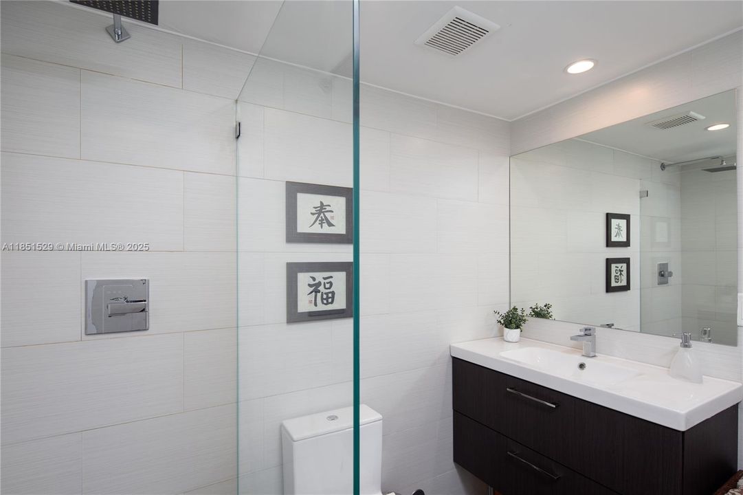 合同活跃: $3,660,000 (5 贝兹, 5 浴室, 3240 平方英尺)