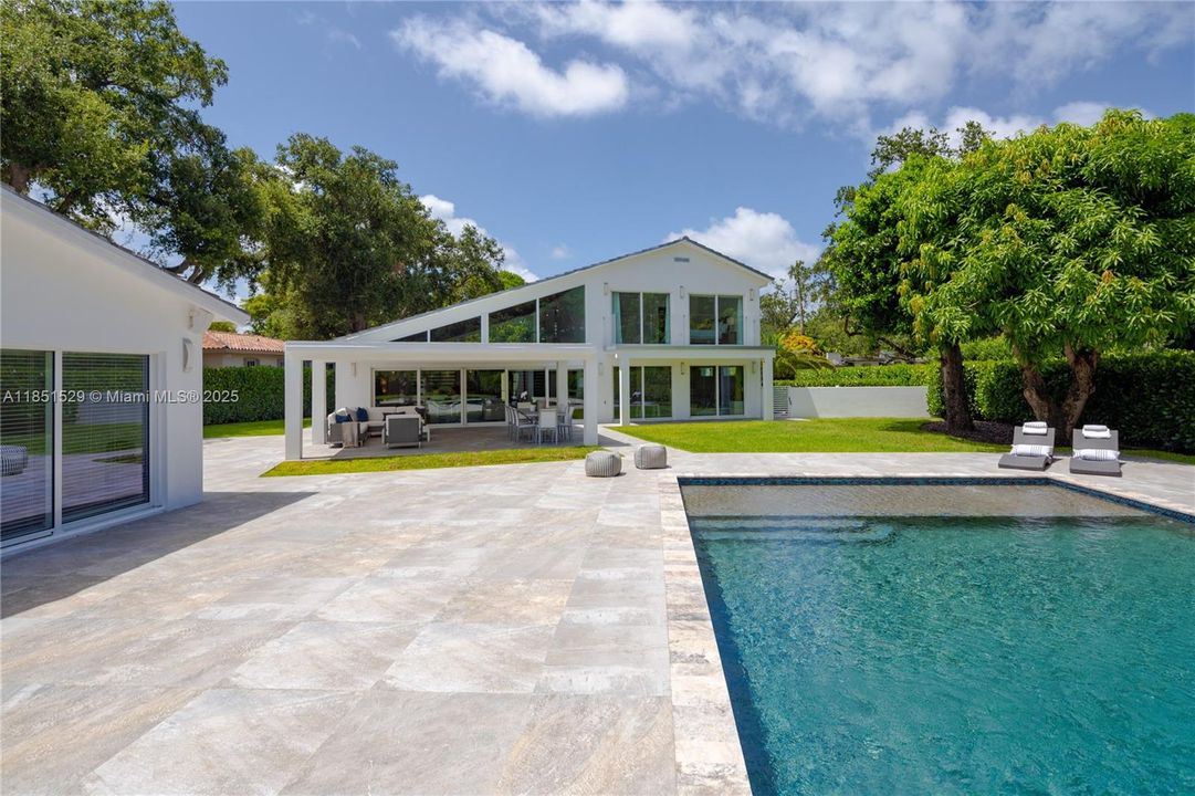 合同活跃: $3,660,000 (5 贝兹, 5 浴室, 3240 平方英尺)