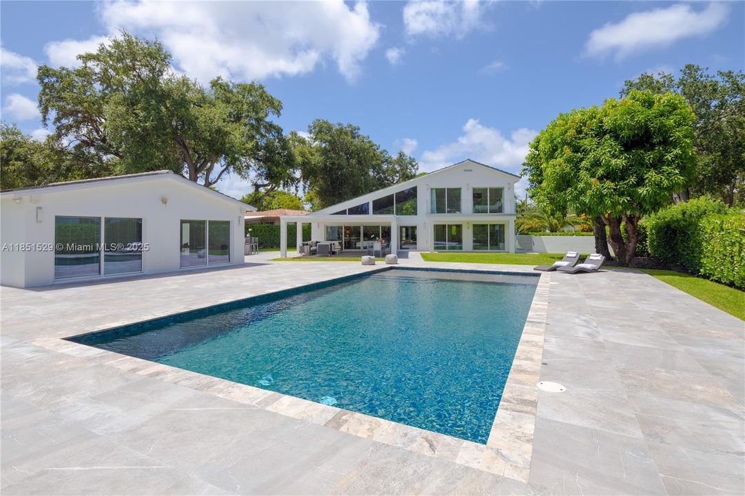 合同活跃: $3,660,000 (5 贝兹, 5 浴室, 3240 平方英尺)