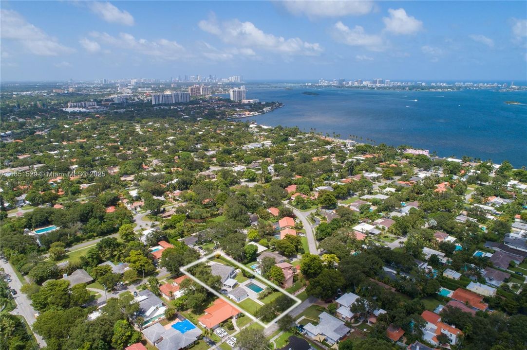 合同活跃: $3,660,000 (5 贝兹, 5 浴室, 3240 平方英尺)