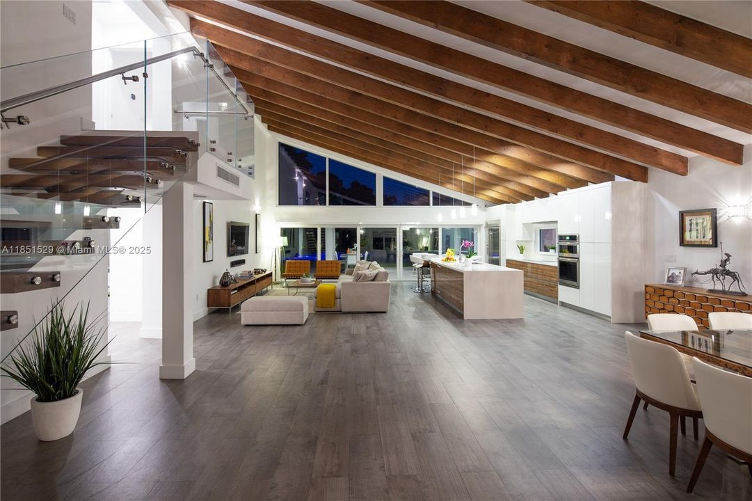 合同活跃: $3,660,000 (5 贝兹, 5 浴室, 3240 平方英尺)