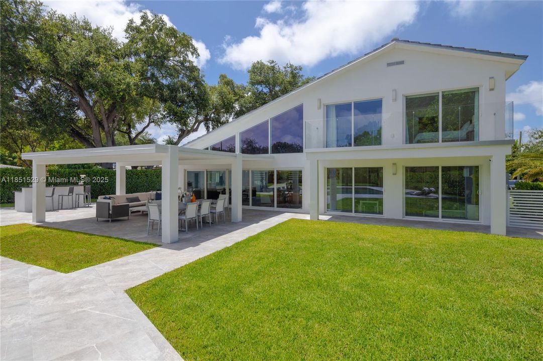 合同活跃: $3,660,000 (5 贝兹, 5 浴室, 3240 平方英尺)