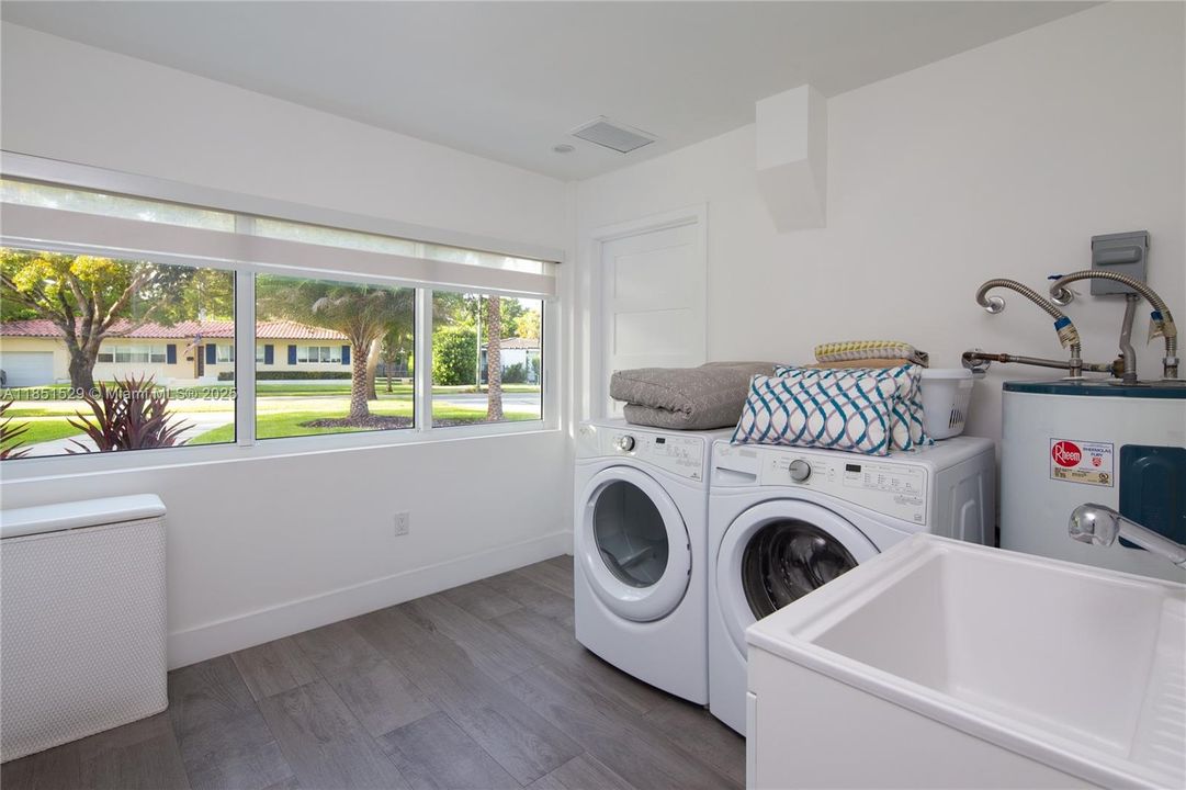 合同活跃: $3,660,000 (5 贝兹, 5 浴室, 3240 平方英尺)