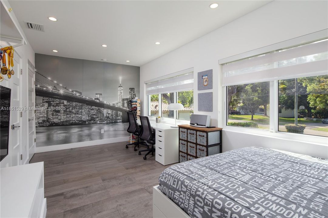 合同活跃: $3,660,000 (5 贝兹, 5 浴室, 3240 平方英尺)