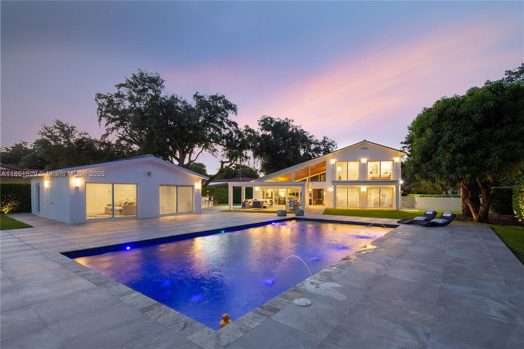 合同活跃: $3,660,000 (5 贝兹, 5 浴室, 3240 平方英尺)