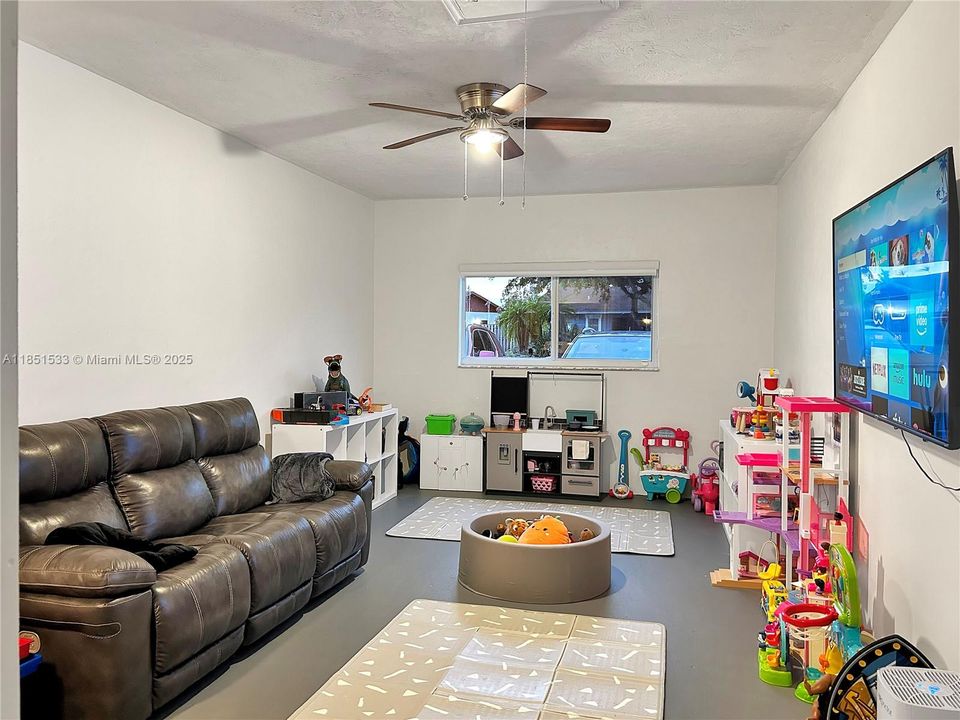 Recently Sold: $660,000 (4 beds, 2 baths, 1709 Square Feet)