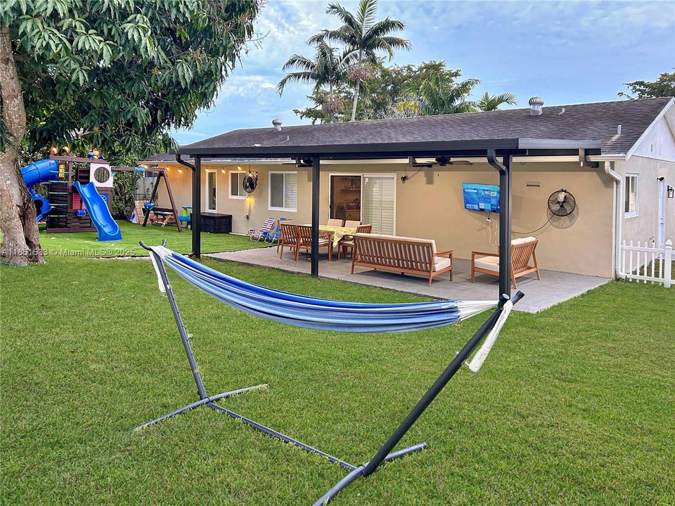 Recently Sold: $660,000 (4 beds, 2 baths, 1709 Square Feet)