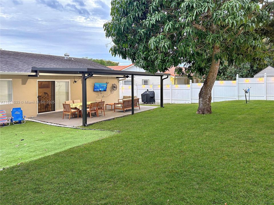 Recently Sold: $660,000 (4 beds, 2 baths, 1709 Square Feet)