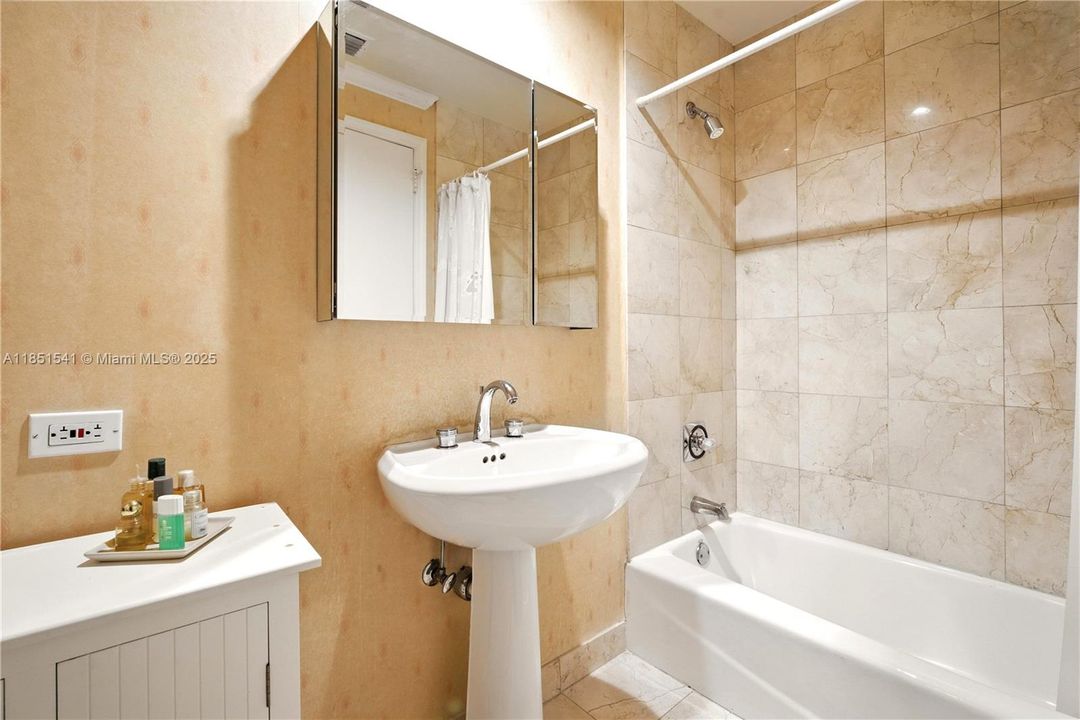 最近售出: $1,239,000 (2 贝兹, 2 浴室, 1884 平方英尺)