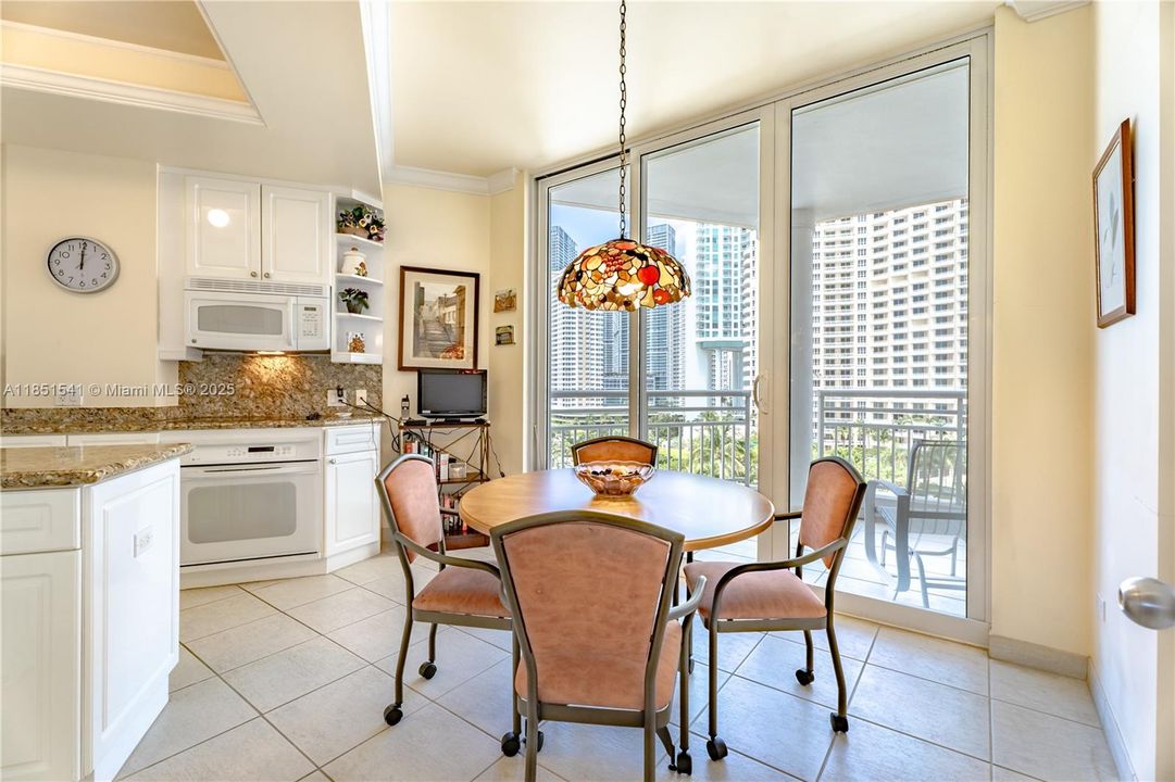 最近售出: $1,239,000 (2 贝兹, 2 浴室, 1884 平方英尺)