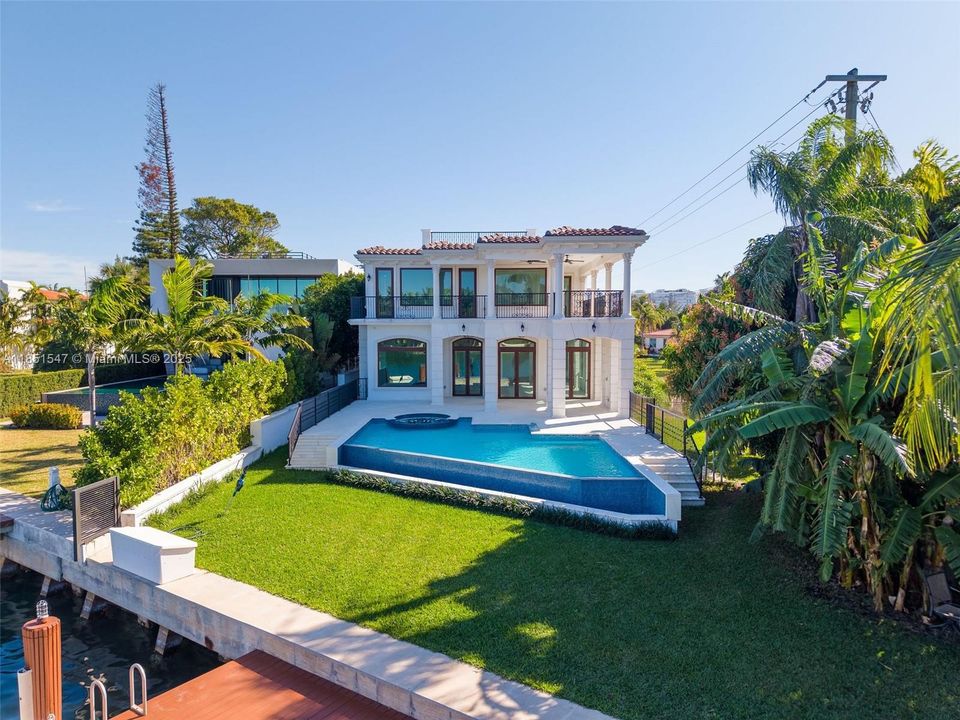 For Sale: $16,149,000 (6 beds, 7 baths, 7000 Square Feet)